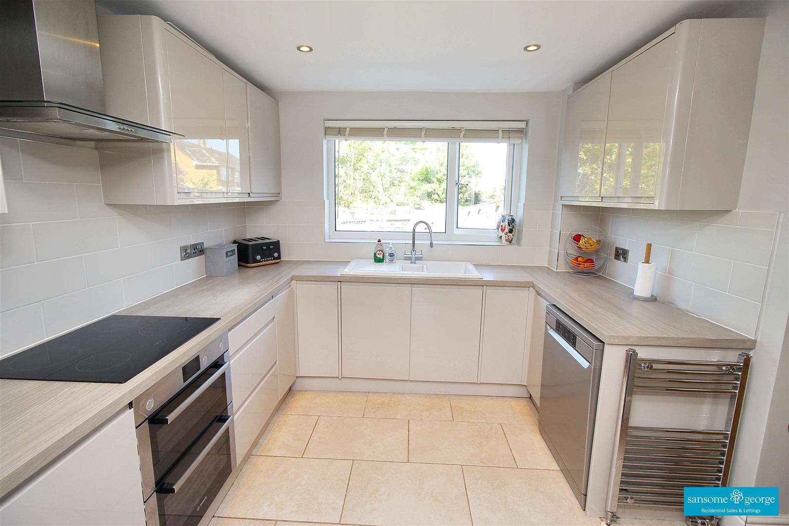 3 bed property in Foxcombe Drive, Reading